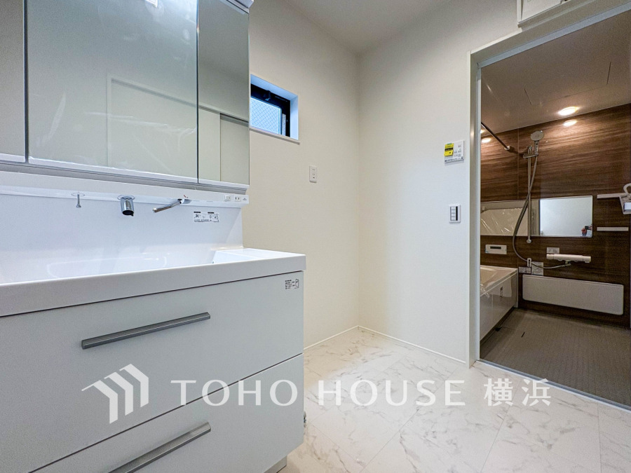 十分な大きさの洗面台は収納もさる事ながら、身だしなみチェックや歯磨きなど、朝の慌ただしい時間でもホテルライクなスペースで余裕とゆとりを感じて頂けます。 