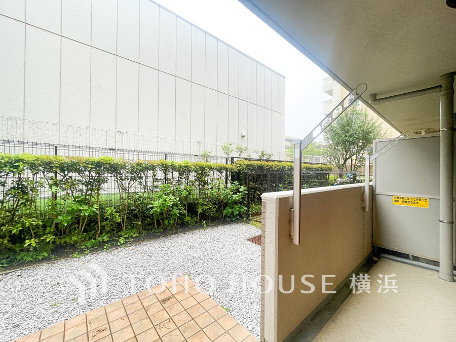 テラスと専用庭で開放的な空間が広がり戸建てライクな暮らしを実現。ガーデニングなども楽しめそうです。