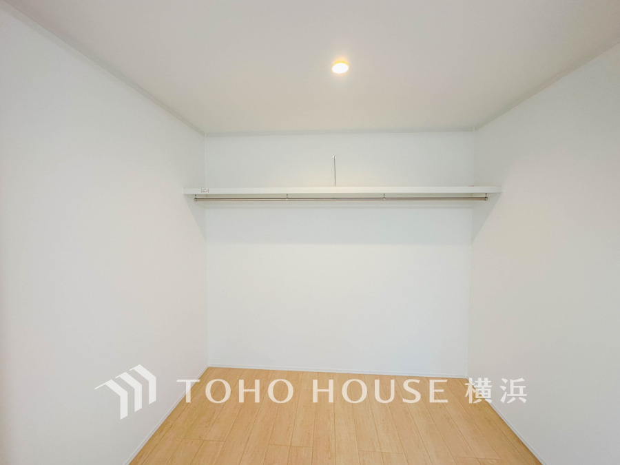 ウォークインクローゼットは家族みんなの衣類が収納できるよう広めに設計してあります。