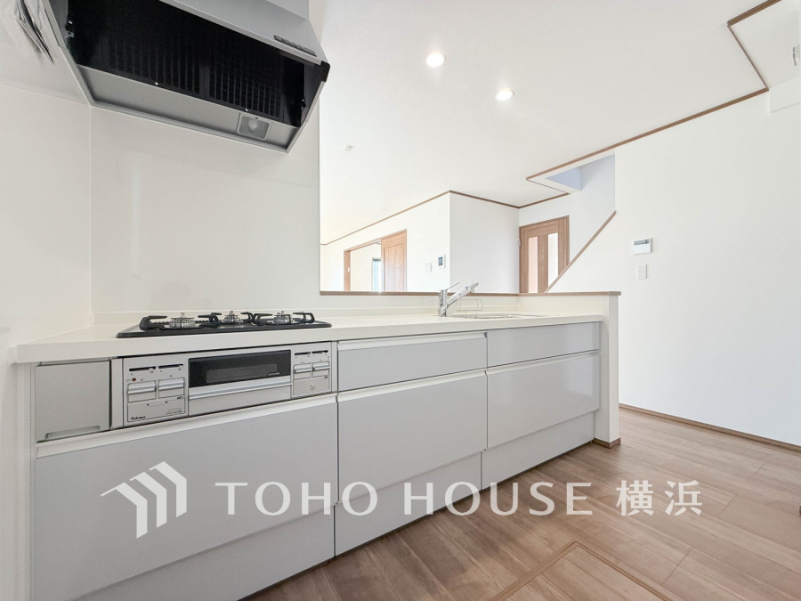 内装の主役でもあり、日常活躍する重要な水回りでもあるからこそ機能性・デザイン性に力を入れております。お手入れのしやすいシステムキッチンを採用しております。