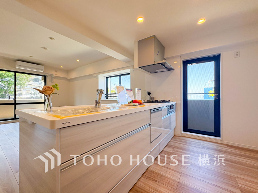 自然光の入る明るいキッチンは開放的な対面式。リビングにいるご家族との会話を楽しみながらお料理ができます。
