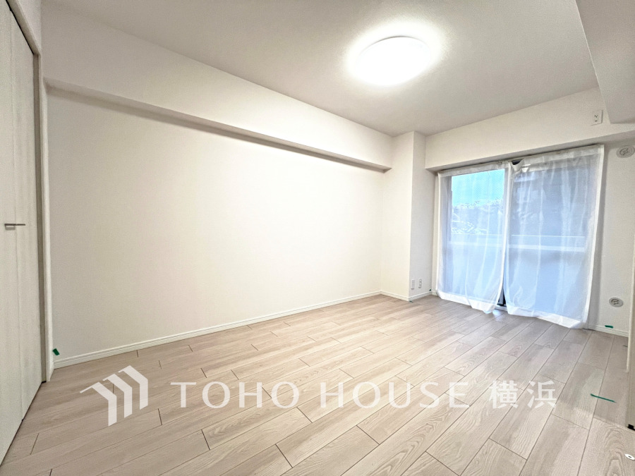 バルコニーに面した明るい洋室。穏やかな陽射しが、ゆったりとした寛ぎの時間を包みます。
