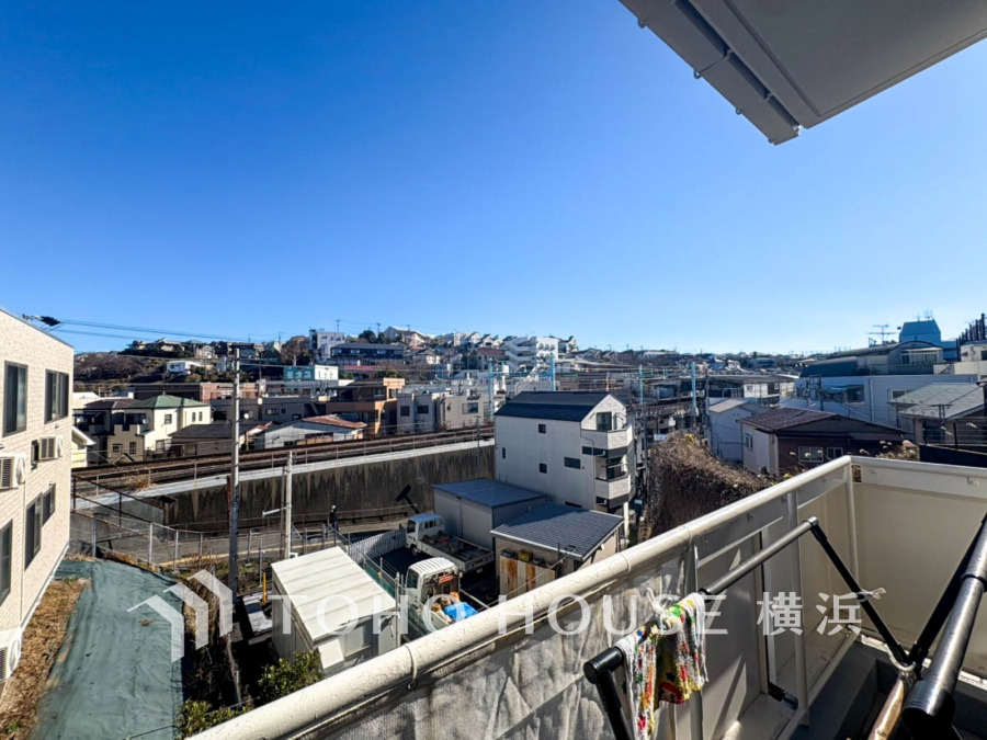 暮らしの中で光と風を演出してくれるバルコニー、見事なまでの開放的な空間を演出しながら、プライベート性も確保された空間は我が家の自慢です。