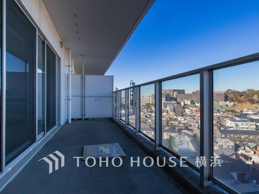 広々としたバルコニーから街並みを一望でき、開放感あふれる快適な屋外空間を実現しています。