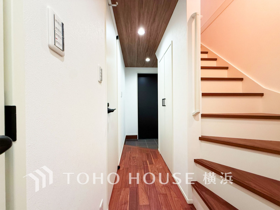 お客様をお迎えする玄関は落ち着いた雰囲気。帰り着くたびに洗練されたテイストの空間に迎えられ誇りと喜びを感じる玄関まわりです。 