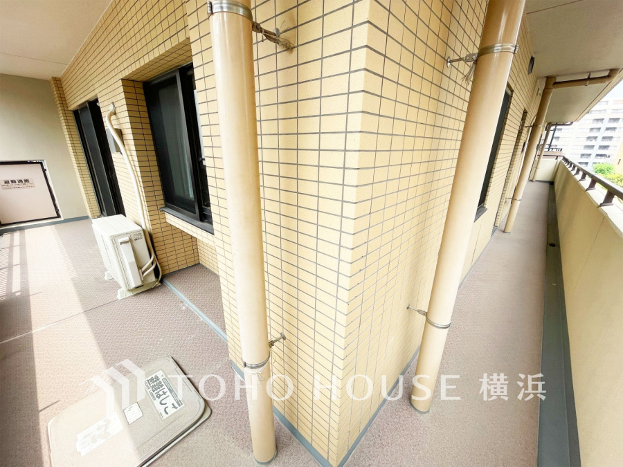 L字バルコニーに囲まれた開放感のある角住戸です。