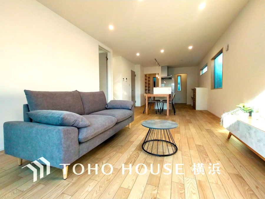 家族みんなが爽やかに健やかに過ごせるように、溢れる光をたっぷり取り込んだリビングダイニング。集いの場、憩いの場としての快適性を求めたやすらぎの空間です。