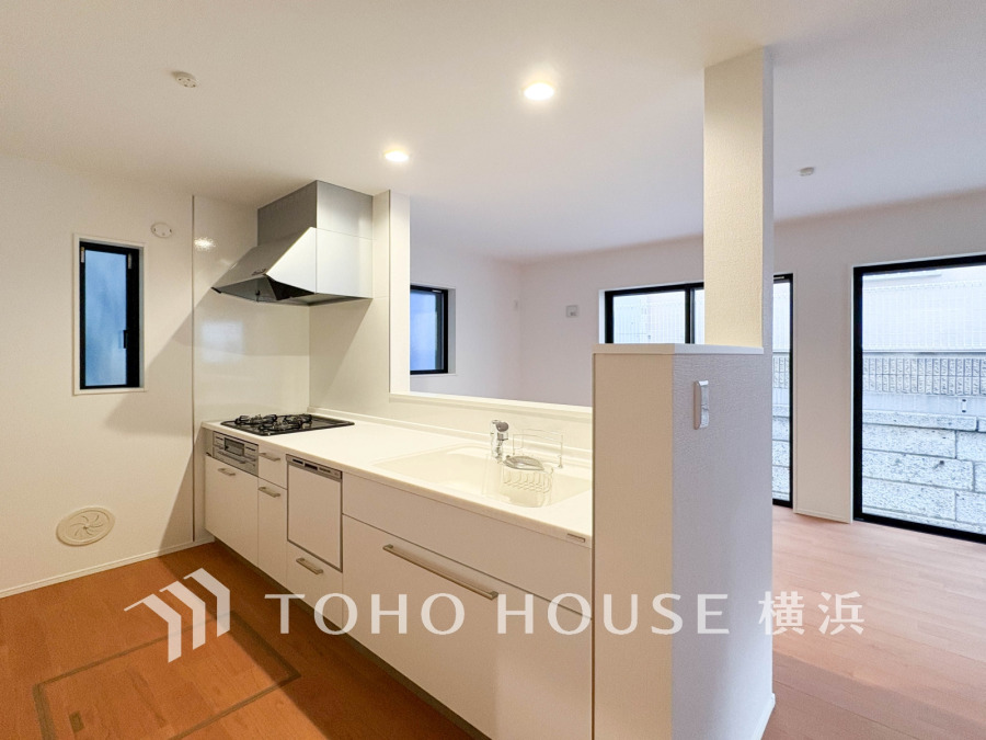 使い勝手の良い設備のキッチンで効率よくお料理もできます。食する料理に家族が舌鼓を打ち自然と笑いが絶えない空気感がそこに広がります。自慢の腕をふるってください。