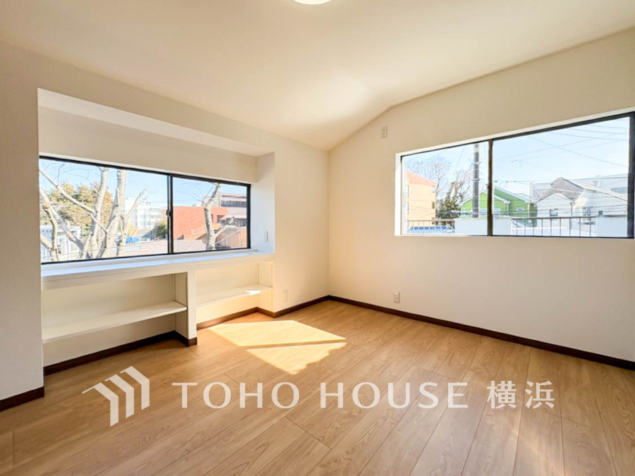 ゆとりと収納を確保した洋室。2面採光の居室は、十分な明るさを取り入れ心地よい風を提供します。