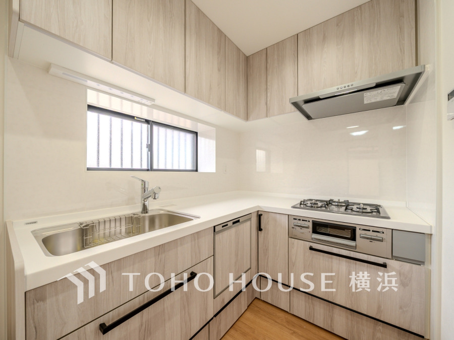 家事を効率よくこなせるL字型キッチン。美しさと機能性を両立したシステムキッチンです。
