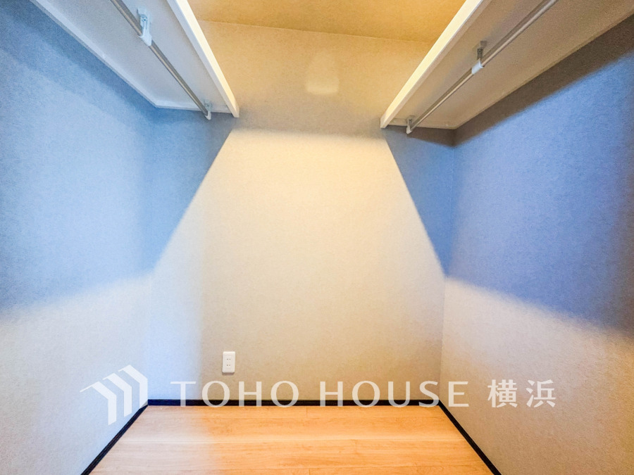 大切な衣類を機能的に収納できるウォークインクロゼット。ゴルフバッグやキャリーバッグなどもすっきりと片付けられます。高い収納率を実現する多彩な収納スペースを確保しました。