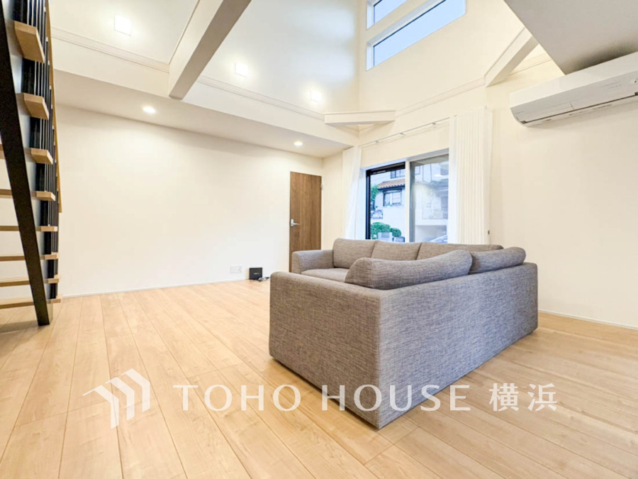 吹き抜けの高い天井で開放感あふれるリビング。大きな窓から自然光がたっぷり注ぎ込みます。