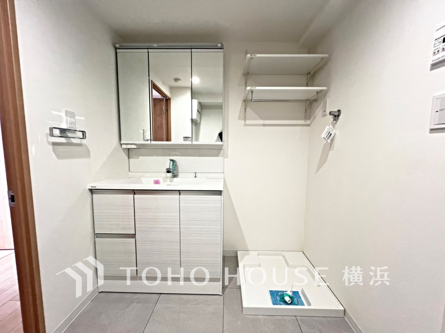 新規交換された洗面化粧台は美しく使いやすい機能が備えられています。