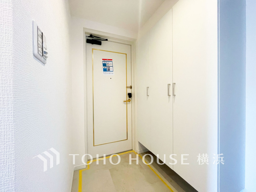 清潔感あふれるホワイト基調の玄関。大容量のシューズ収納でスッキリとした空間を実現しています。