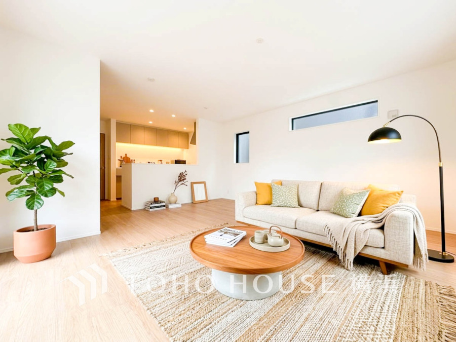 広々としたリビングダイニングは、シックでモダンな内装。落ち着いた雰囲気に包まれて、伸びやかな空間の中で、ゆったりと家族団らんのひとときを過ごせます。（装飾品はAI加工です）