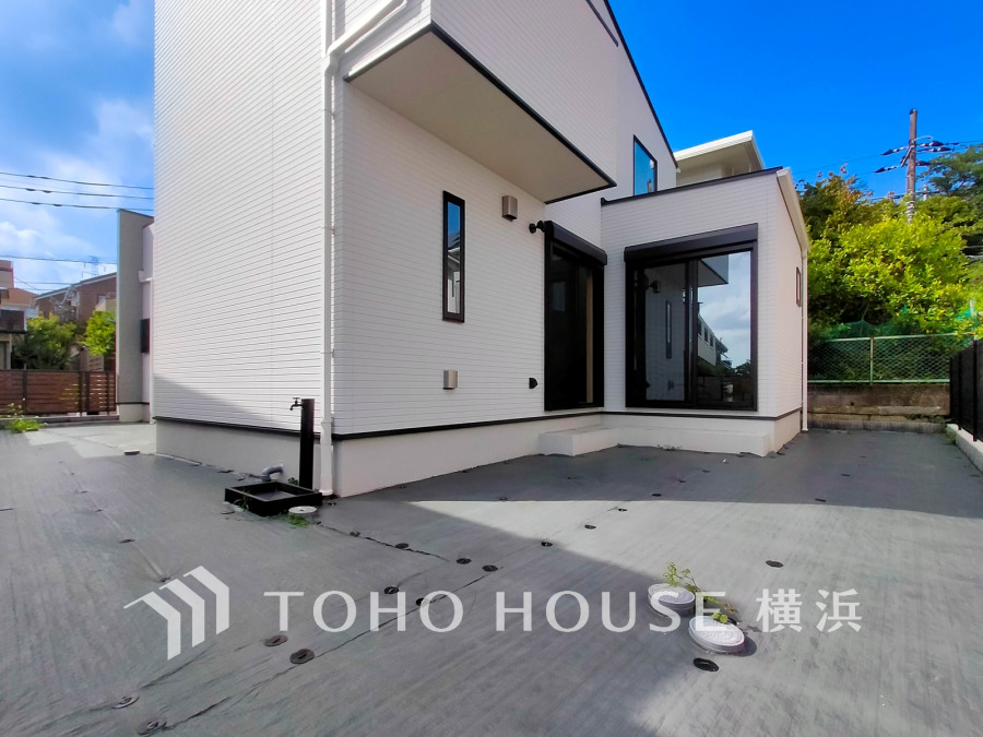 陽当り良好な南庭を設けたお住まい。リビングからお庭の見える開放感のある空間です。