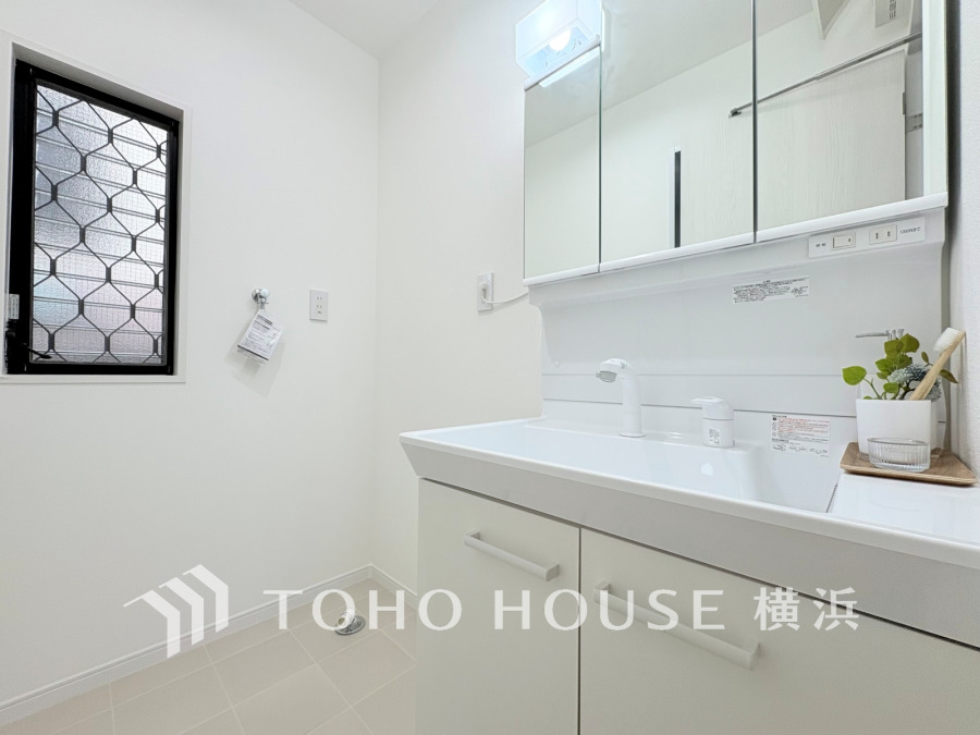 ご家族の1日が始まり、1日の終わりを締めくくる洗面空間。洗濯機を配置しても十分なスペースを確保した設計となっております。