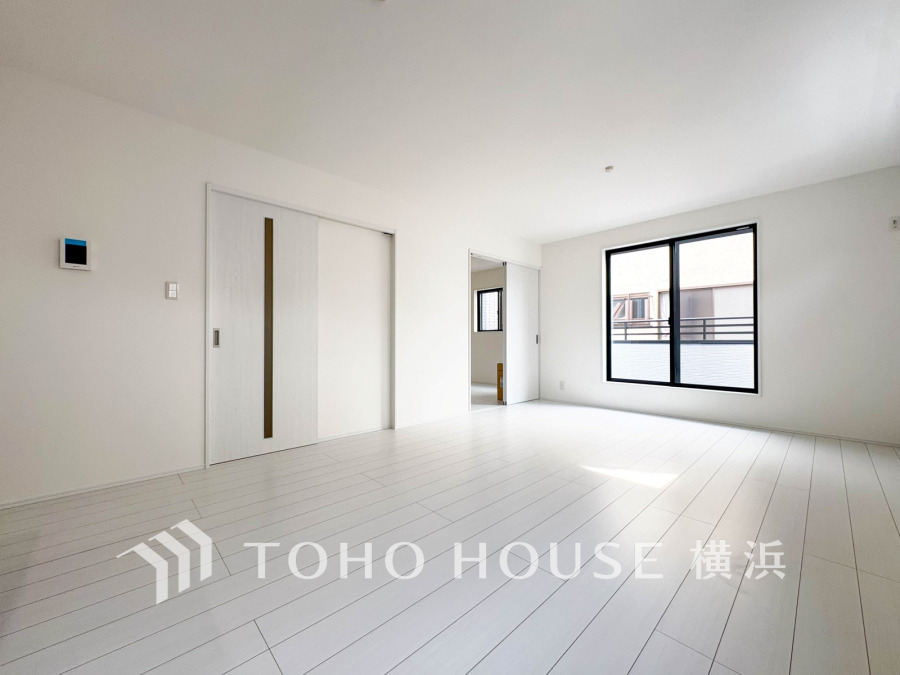 ここにはみんなが集い、食事と楽しい会話が始まる。話に夢中になりすぎて、ついつい時を忘れてしまう。そんな束の間の幸せを感じさせてくれる場所。