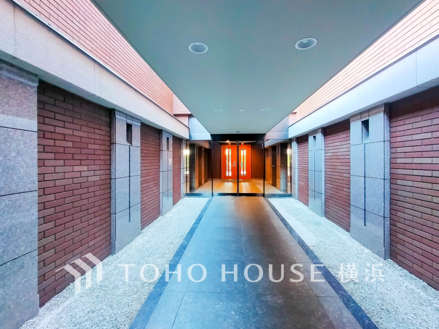 洗練されたデザインのエントランスは、重厚感とモダンさが調和した上質な空間を演出しています。