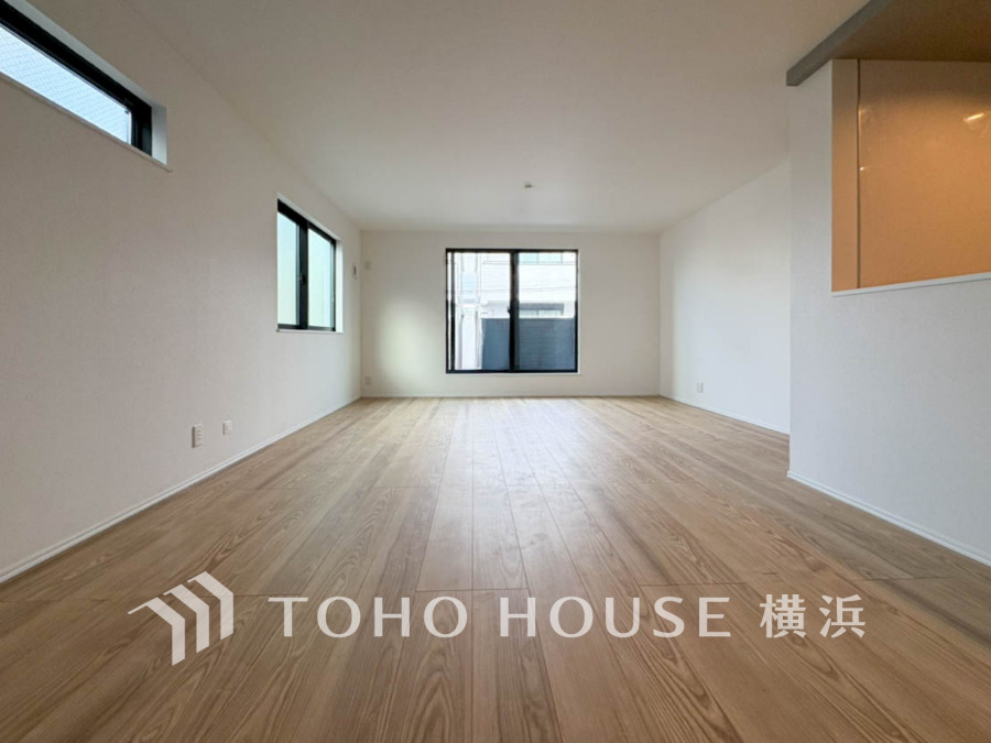 柔らかな色合いのフローリングと清潔感の溢れるクロスが明るい空間を創り出しているリビングダイニング。憩いの場に相応しく、ここで楽しむ家族の時間が絆をより深めてくれそうです。