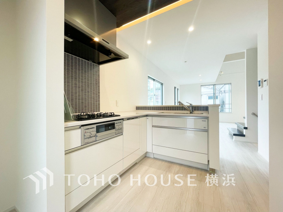 多彩な機能と洗練された美しいデザイン、細やかな優しさが毎日を演出します。プライベートスペースを彩るインテリアとしての美と、快適な日常を支える機能性と強さが一つになったキッチン。