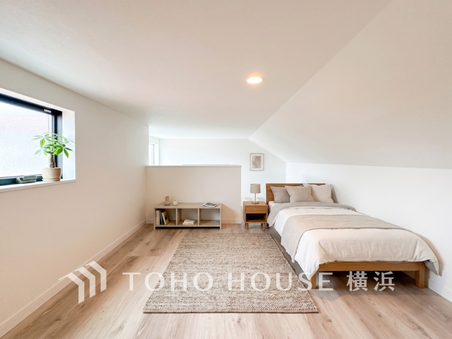 階段で楽々アクセスできる広いロフトは、収納のみならず、多目的にご使用いただけます。※生成AIによるイメージです。家具・小物は販売価格に含まれません。