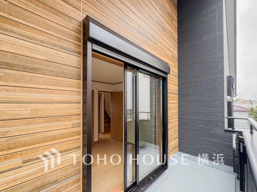 南東向きの明るいバルコニー。開放的な空間を演出しながら、プライベート性も確保された空間です
