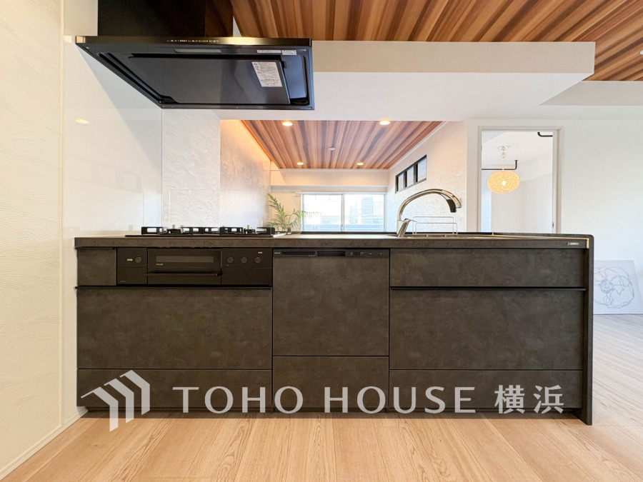 使い勝手の良い設備のキッチンで効率よくお料理もできます。食する料理に家族が舌鼓を打ち自然と笑いが絶えない空気感がそこに広がります。自慢の腕をふるってください。