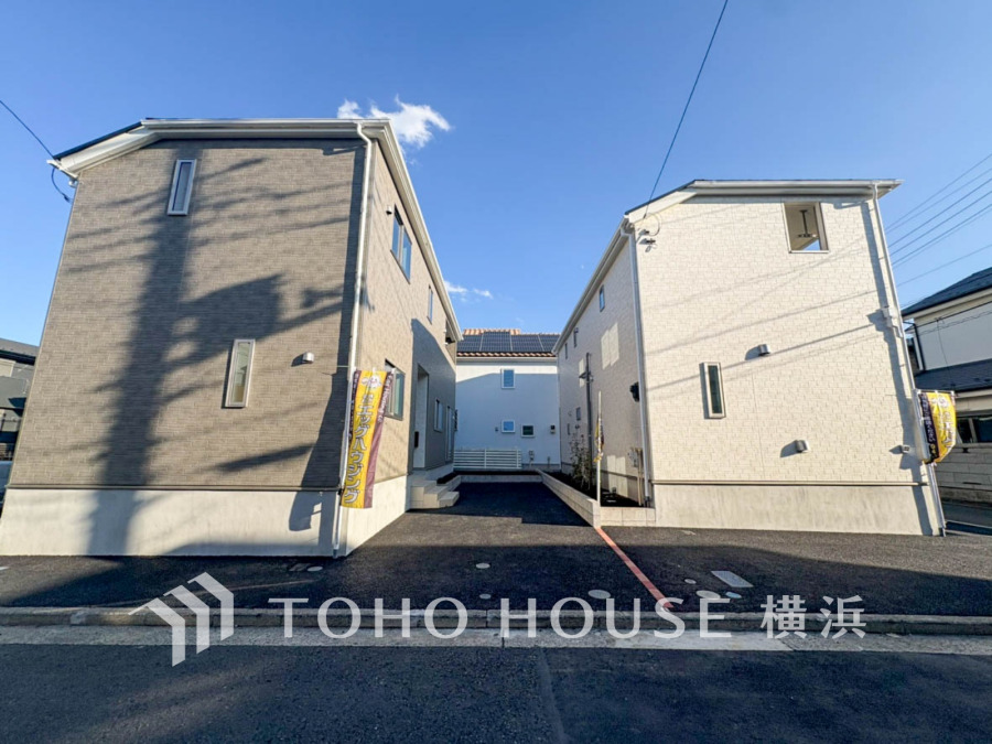 モダンなデザインの新築住宅が並ぶ静かな住宅街。駐車スペースも確保された快適な住環境です。