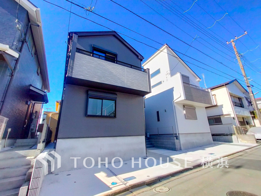 閑静な住宅街に誕生した全2棟のゆとりある邸宅。こちらは1号棟です（写真左）。