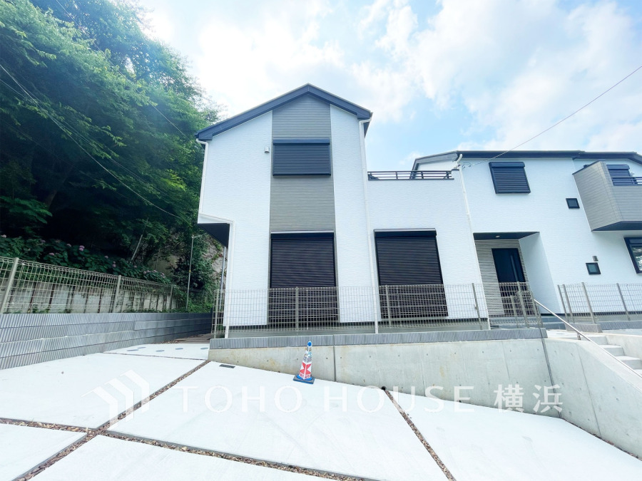 風を感じ青い空から太陽の恵みを感じる温もり溢れる佇まい。住む人を映し出す洗練された佇まいは、いつまでも輝き続けながらいつしか街の風景に溶け込んでいきます。
