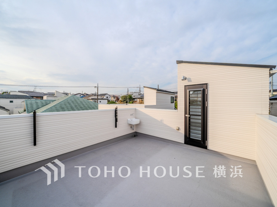 大空と眺望を心ゆくまで楽しめます。広々としたオープンエア空間が開放感あふれる毎日を演出。
