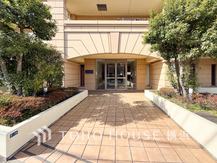 時代の流れに惑わされないシックなカラートーンで街並みに溶け込む外観は、主張し過ぎず、また平凡になり過ぎず絶妙なコントラストで輝きを放ちます。