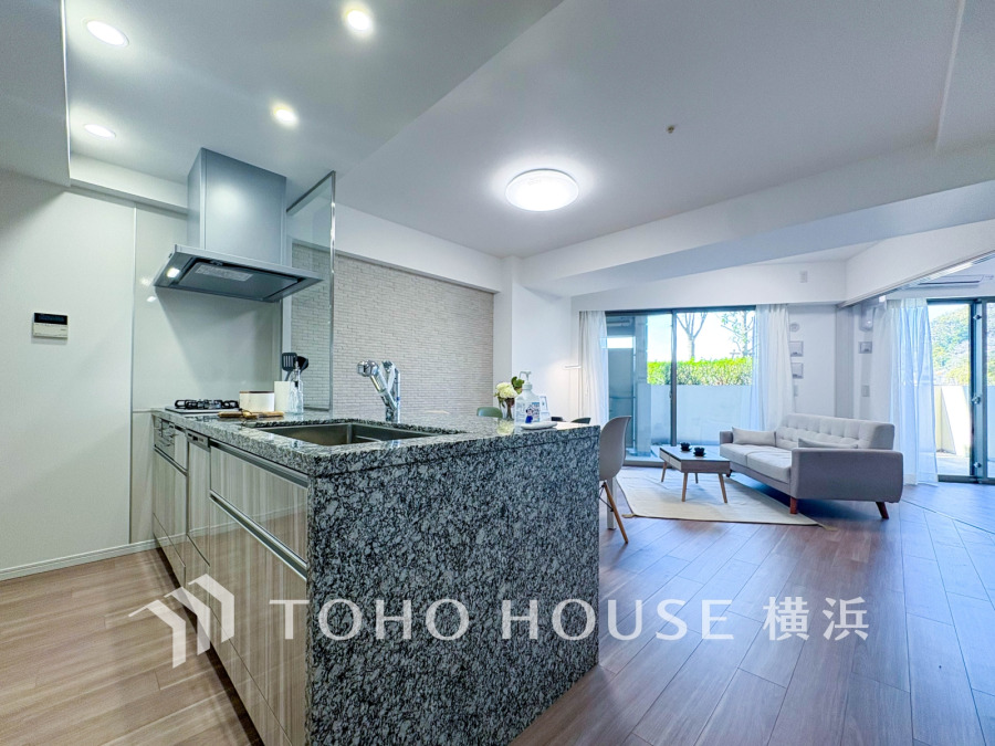 機能性とデザイン性を兼ね備えたシステムキッチン。リビングとの一体感も考慮され、美しい空間が実現。
