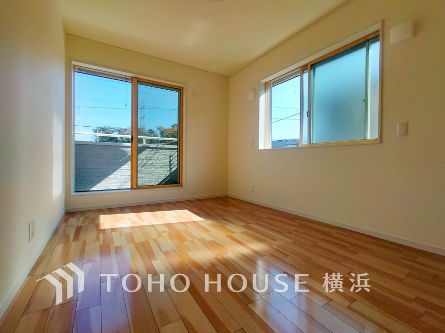 ひとりの時間をゆったり過ごしたり、静かな環境で趣味に打ち込んだり、自分時間を快適に過ごすプライベートルーム。大きな窓で彩られた空間は、心地よい風と伸びやかな眺めを愉しむ特等席に。