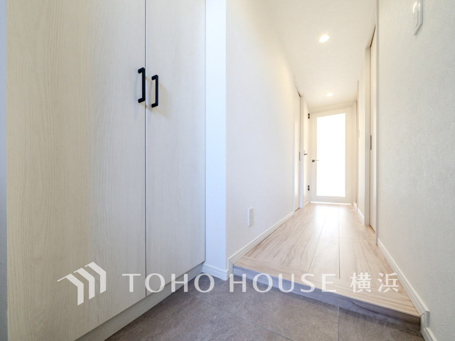 収納力豊富なシューズボックスを設置した玄関スペース。