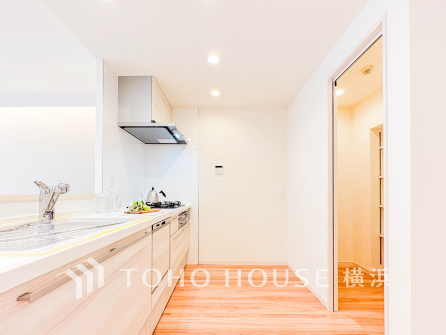 明るく清潔感のあるシステムキッチンは、収納充実で使いやすく家事効率を高めます。パントリーも完備。