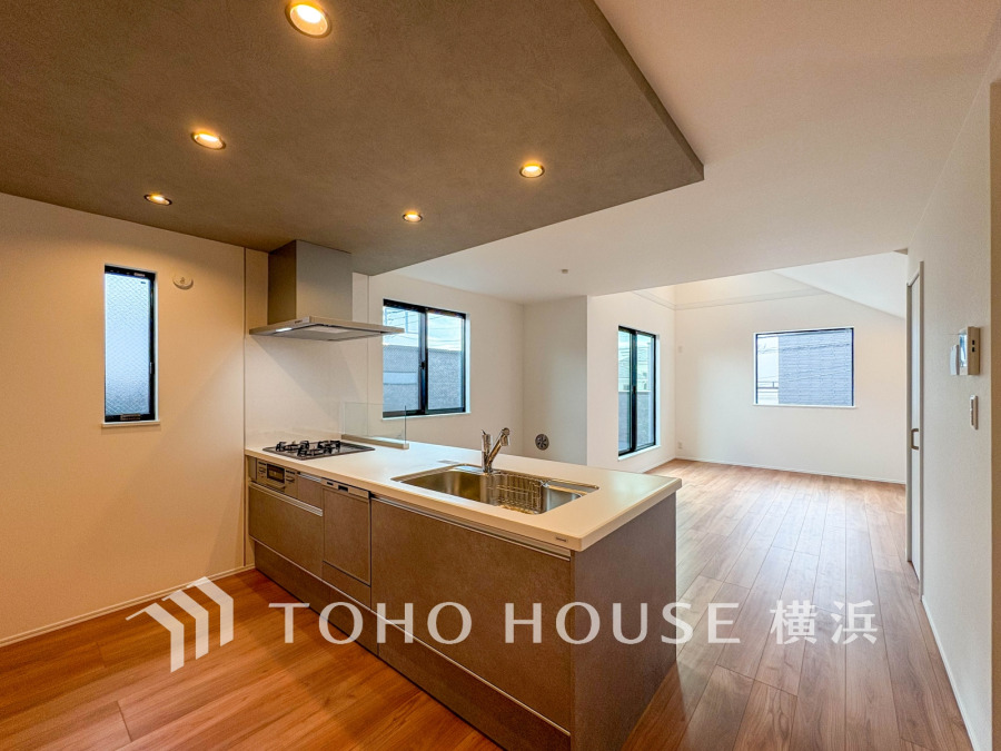 開放的な対面キッチンは、リビングで寛ぐご家族と会話をしながらお料理が出来ます。