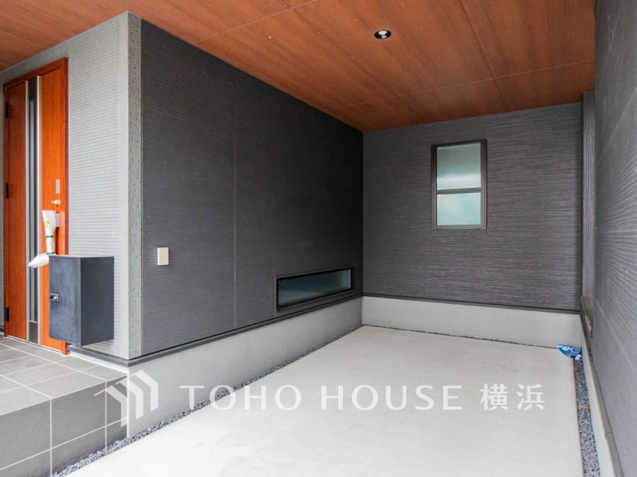 ゆったりとした駐車スペースを確保いたしましたので、大きめのお車でも駐車可能です。自転車やバイクなど、ゆとりのある敷地で置き場所に困ることはないでしょう。