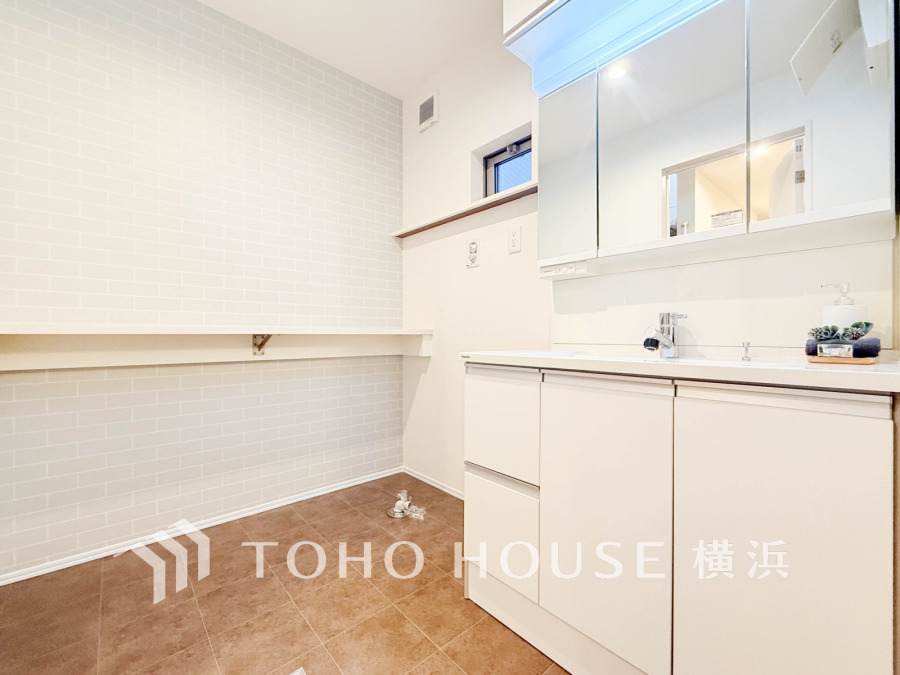 十分な大きさの洗面台は、身だしなみチェックや歯磨きなど、朝の慌ただしい時間でも余裕とゆとりを感じて頂けます。