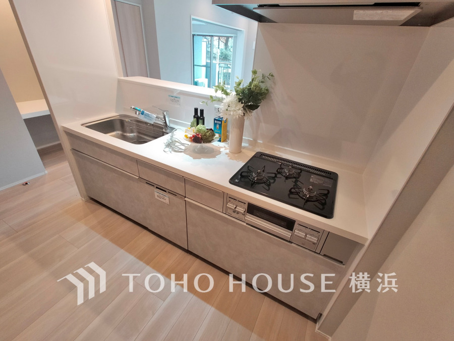 広く取られた対面キッチンは、リビングで寛ぐご家族と会話をしながらお料理が出来ます。ホワイトを基調にした清潔感のあるデザインです。