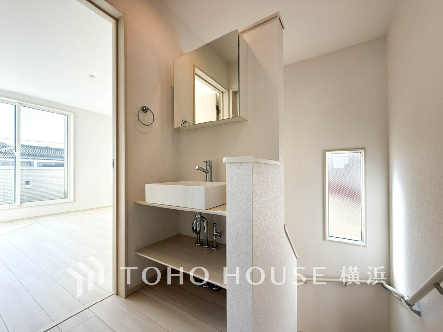 清潔感のあるプライベート空間は、身だしなみチェックや肌のお手入れに最適です。収納もあり、スッキリと見映えの良い空間に拵えました。時間に余裕とゆとりを持たせます。