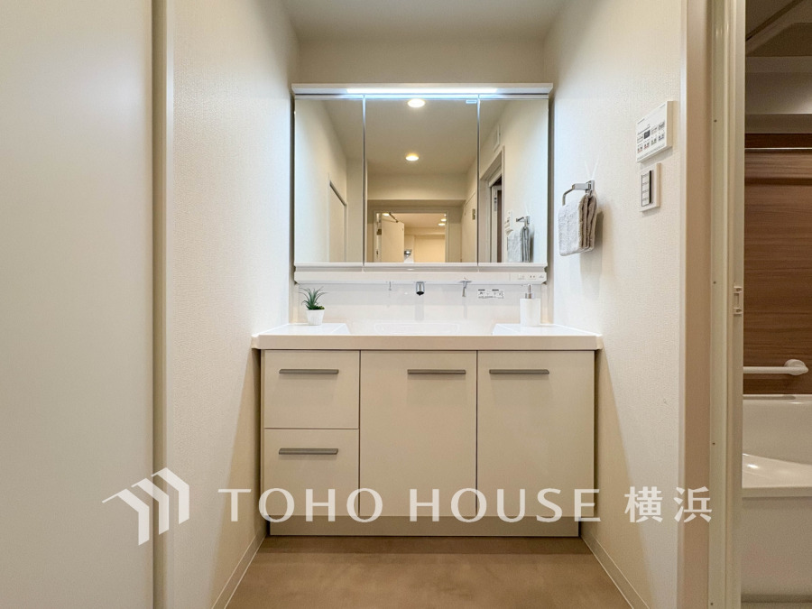 清潔感あふれる洗面台は大容量収納付きで、毎日の身支度を快適にサポートします。小物もすっきり収納可能です。
