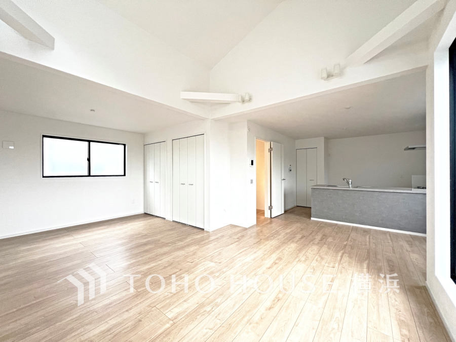 家族と過ごすひと時を溢れる光が優しく包み込むリビングダイニング。家族とともに、心穏やかに過ごすひととき。家族との時間、自分の時間を大切にできる空間がここにあります。