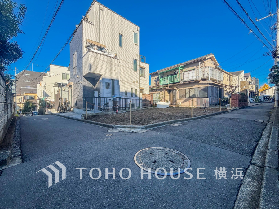 閑静な住宅街の角地に位置する、陽当たり良好な敷地です。（2025年12月撮影）