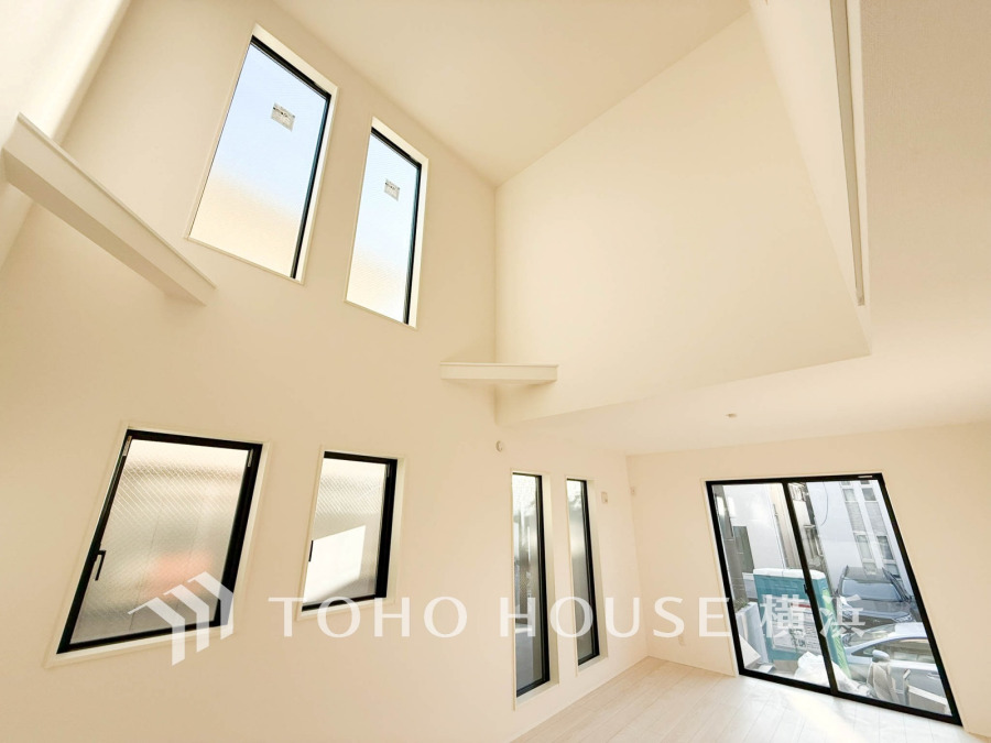 開放的な吹き抜けを採用した明るいリビング。オープンでのびやかな空間を演出しています。
