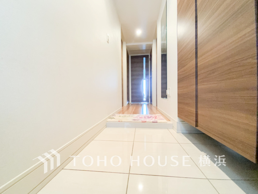 上質感漂う玄関と廊下。居住者の帰り、訪れる方を優しく迎える・安らぎに満ちた生活空間を予感させる。健やかな暮らしを楽しめそう。（2026年3月撮影）