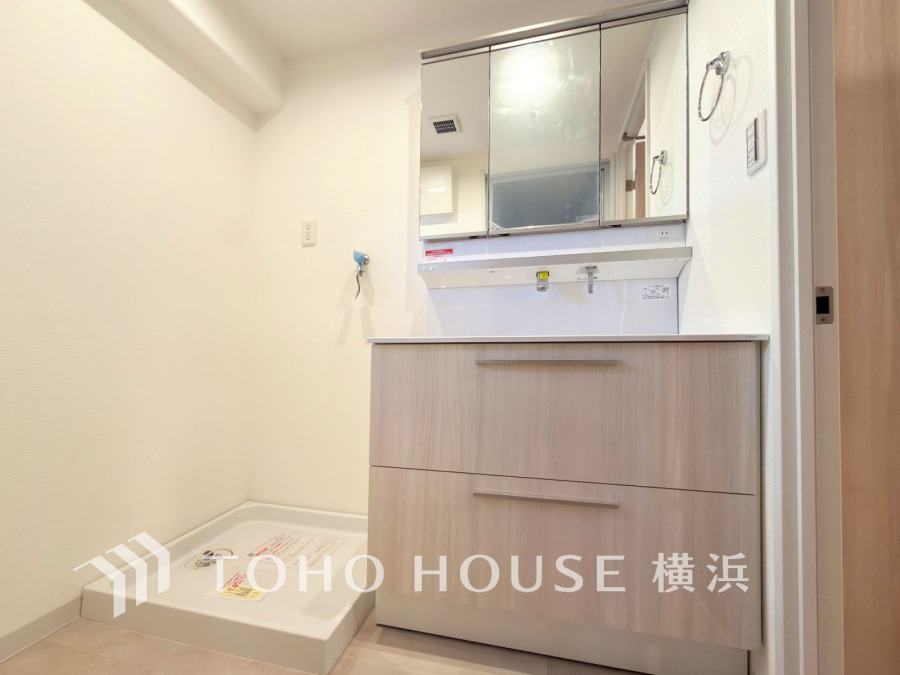 柔らかで爽やかな色使いのパウダールームは、ドレッシーな雰囲気で、上質を感じられる空間。朝晩のケアをする大切な場所だからこそ、落ち着きと清潔感を持たせました。