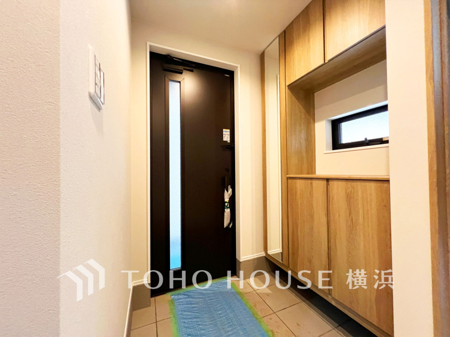 収納豊富な玄関スペース。落ち着いた色を基調としていて、上質感のある空間です。
