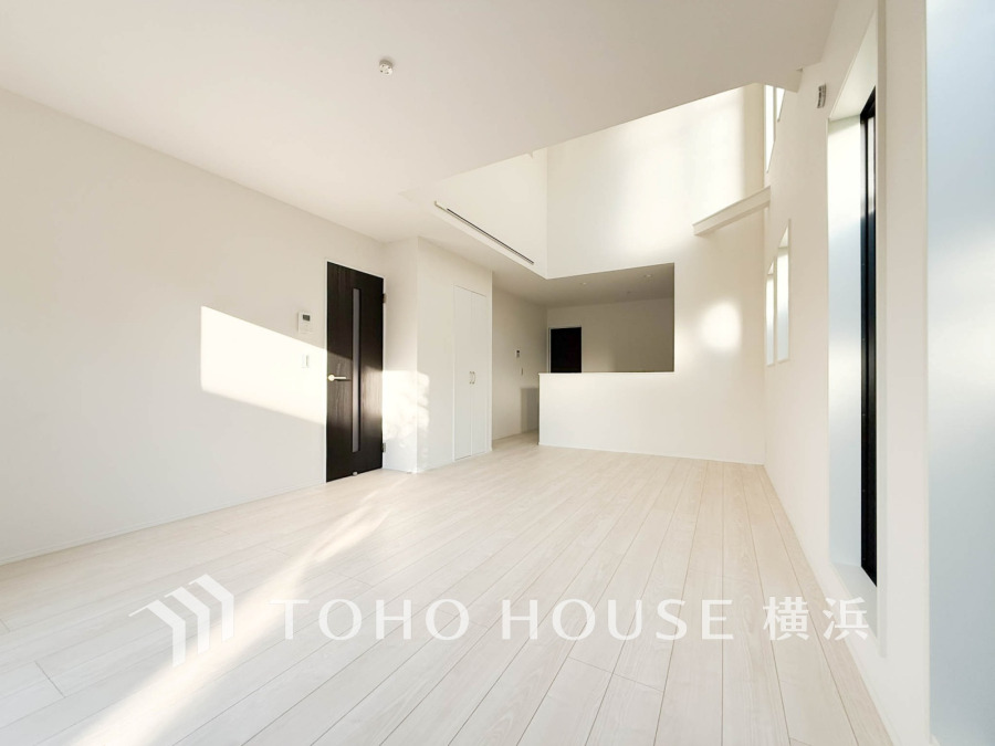 明るく開放的なLDK。窓からの柔らかな光が交差して居心地のよい空間を作り出します。
